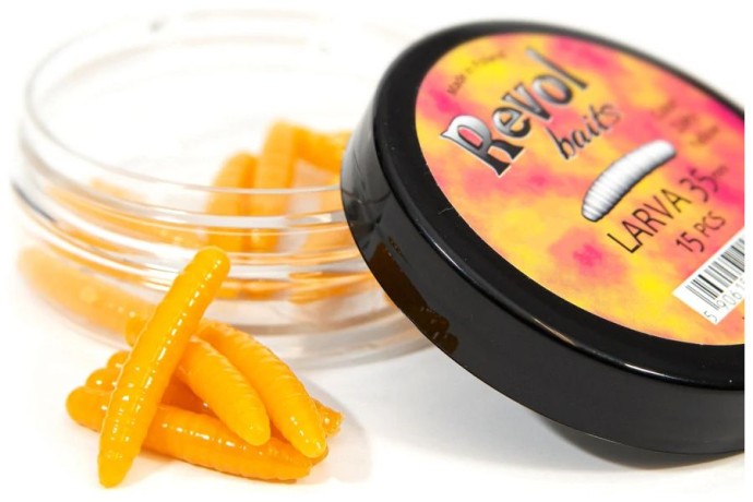 15kom - Gumeni Mamac Revol Baits Larva 35mm Sýr-Česnek