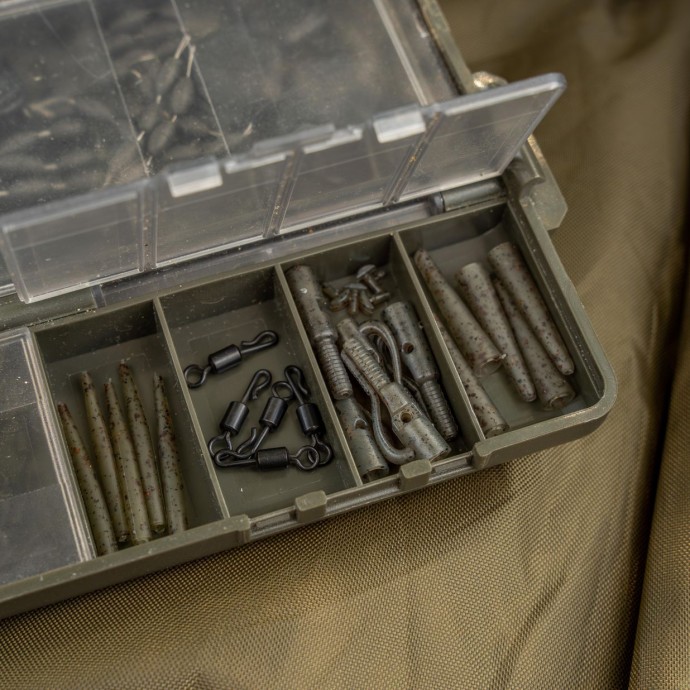 5kom - Set kopči Avid Carp Outline FleckTone Pinned QC Lead Clip Kit