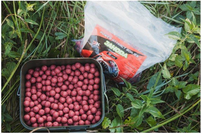 10kg Boilies DK Fishing Power Attract Jahoda 20mm + Booster BESPLATNO