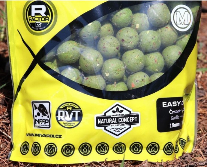 Boilies Mivardi Rapid Easy Catch Česnek & Chilli