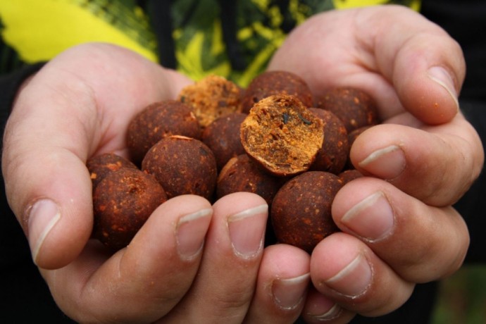 Boilies Mivardi Rapid Excellent Kapří Guláš 3,3kg + Kanta za hranu Rapid Box