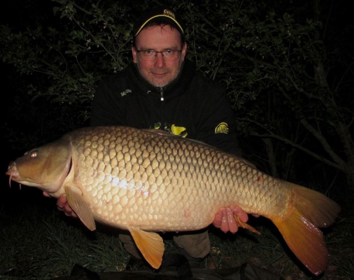 Boilies Mivardi Rapid Excellent Monster Crab 3,3kg + Kanta za hranu Rapid Box