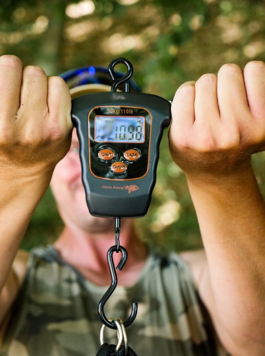 Digitalna Vaga Giants Fishing Digital Scale 50kg + Neoprenska Futrola Besplatno