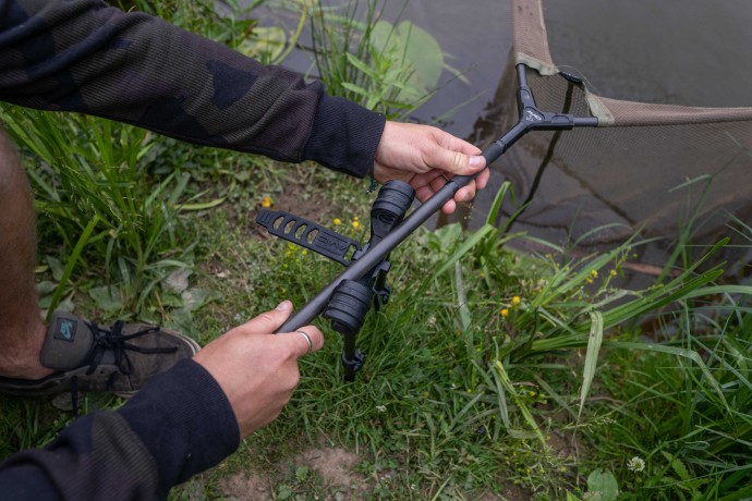 Držač podmetača Avid Carp Lok Down Landing Net Holder