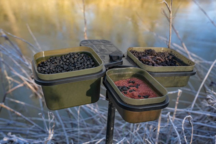 Držač za kutiju s mamcima Korum Compact Bait Water