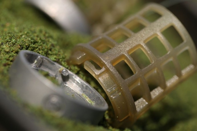 Krmítko Guru X-Change Distance Feeder Caged Medium