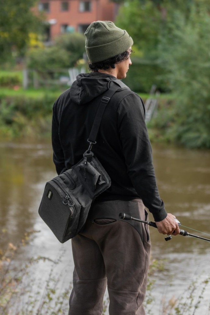 Ledvena torbica Zebco Trophy Shoulder Sling 9l 20x30x15