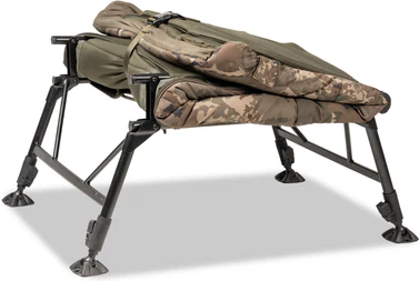 Lehátko + Spací Vak Nash Indulgence 4 Leg Junior Sleep System Camo