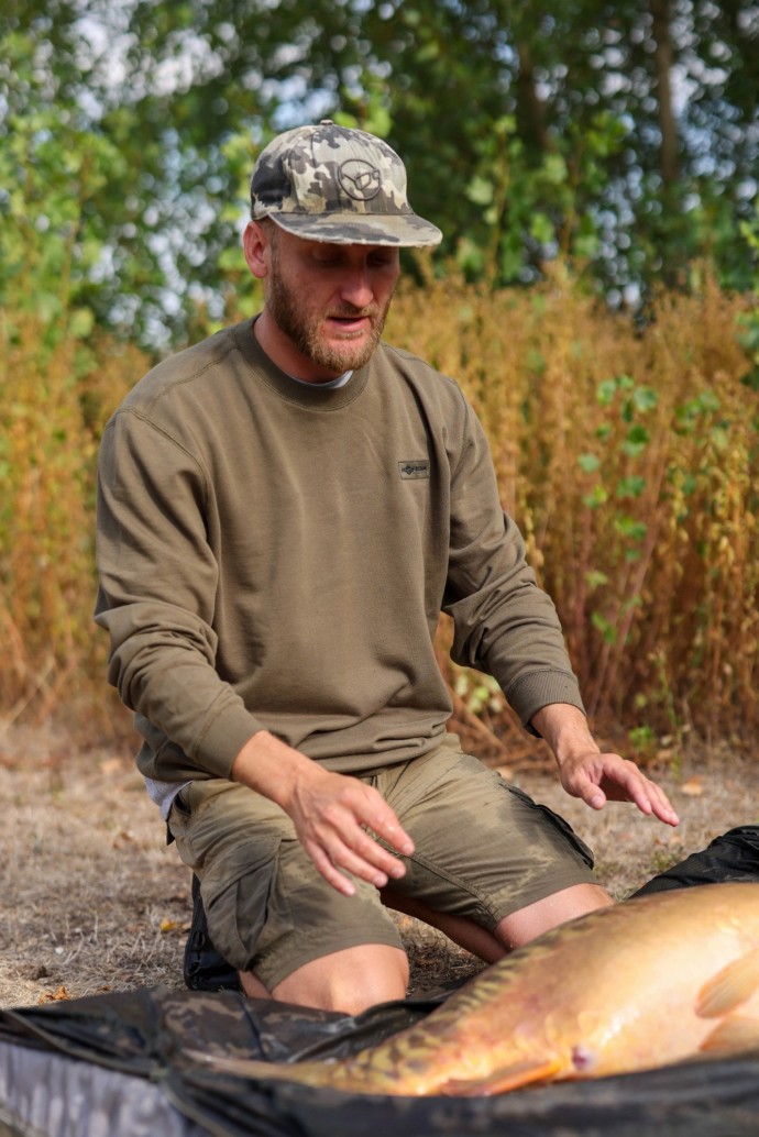 Mikina Korda Patch Crewneck Dark Olive