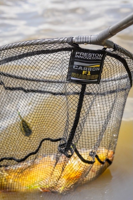 Podmetač Glava Preston Carbon F1 Latex Landing Net