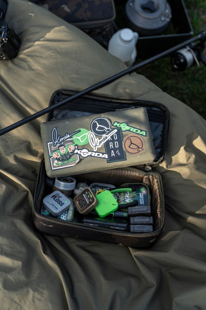 Puzdro na Príslušenstvo Korda Compac 140 Tackle Pouch Dark Kamo
