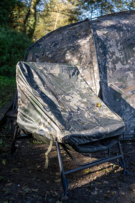 Vodootporna navlaka za stolicu Nash Indulgence Universal Waterproof Chair Cover Camo